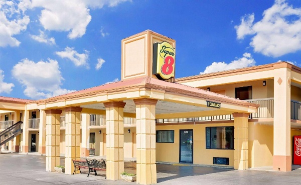 Super 8 by Wyndham Athens image 2